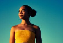 뱃살을 잡아라! 효과적인 운동법 woman wearing yellow tube top