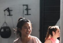 여름철 스포츠 활동 시 주의사항 woman in pink long sleeve shirt and black pants holding black kettle bell