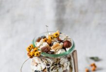 식이섬유의 중요성: 소화 건강과 면역력 강화 clear glass bottle on gray textile