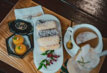 전통음식의 긍정적인 건강효과 white ceramic plate with food on brown wooden table