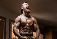 근감소증 예방, 지금부터 실천하는 근육 관리가 답이다 man flexing muscles