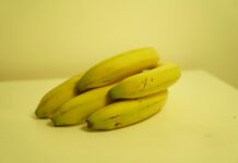 “갑자기 손발에 힘이 없어요”… 혹시 ‘저칼륨증’ 아닐까요? a bunch of bananas sitting on top of a table