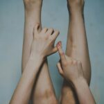 “손발이 늘 차고 저리네요”… 혈액순환 이상일 수 있습니다 two hands reaching up towards each other